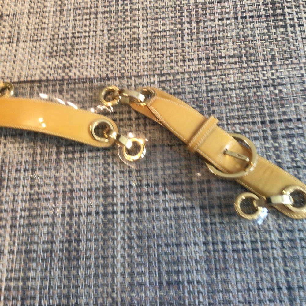 Women’s Ferragamo belt